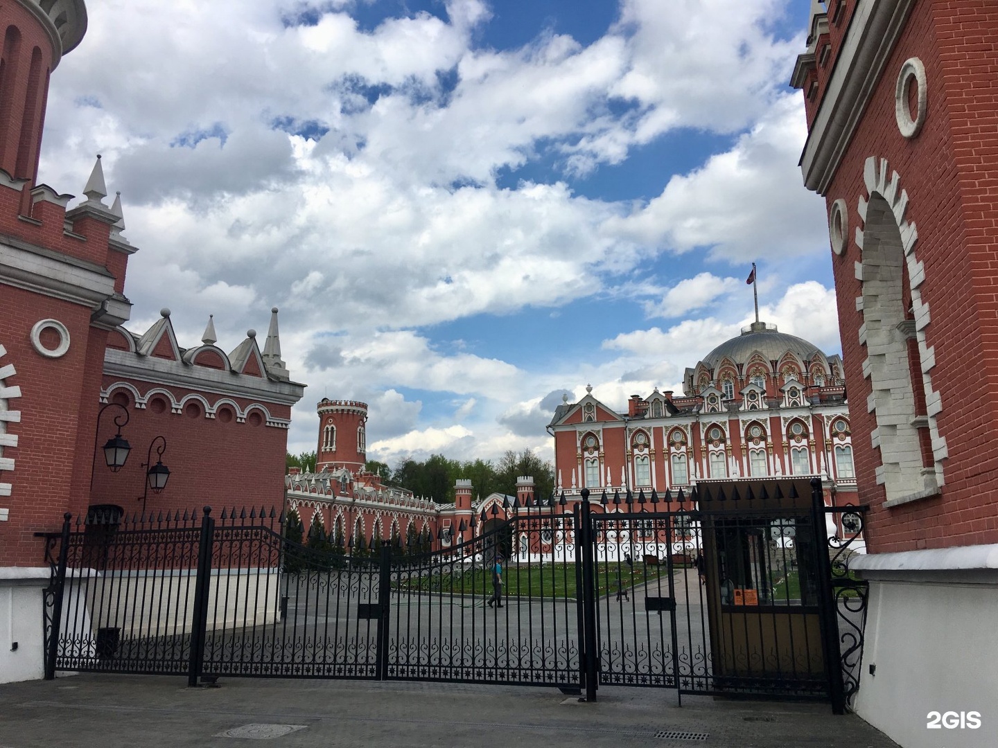 Академия жуковского. Путевой дворец Москва Ленинградский проспект. Петровский дворец на Ленинградском проспекте. Москва Петровский парк Академия Жуковского. Ленинградский проспект 40.