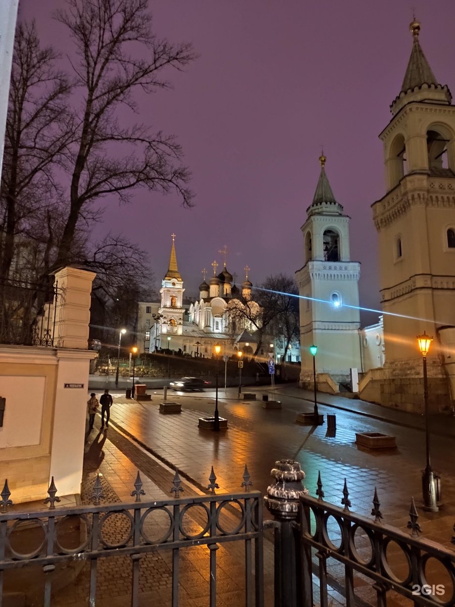 Церковь князя владимира москва. Храм Святого Владимира Старосадский переулок. Храм князя Владимира в старых Садех. Старосадский отель Москва. Старосадский переулок, Китай-город.