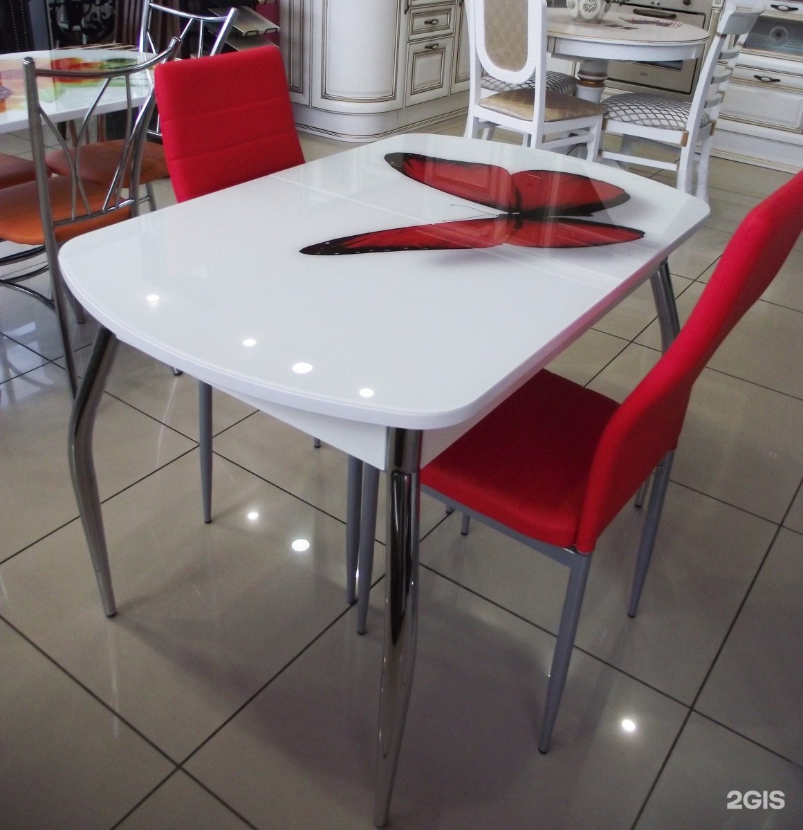 Матовые кухонные столы. Красный кухонный стол. Красный стол на кухню. Стол стеклянный кухонный красный. Красный стеклянный стол для кухни.