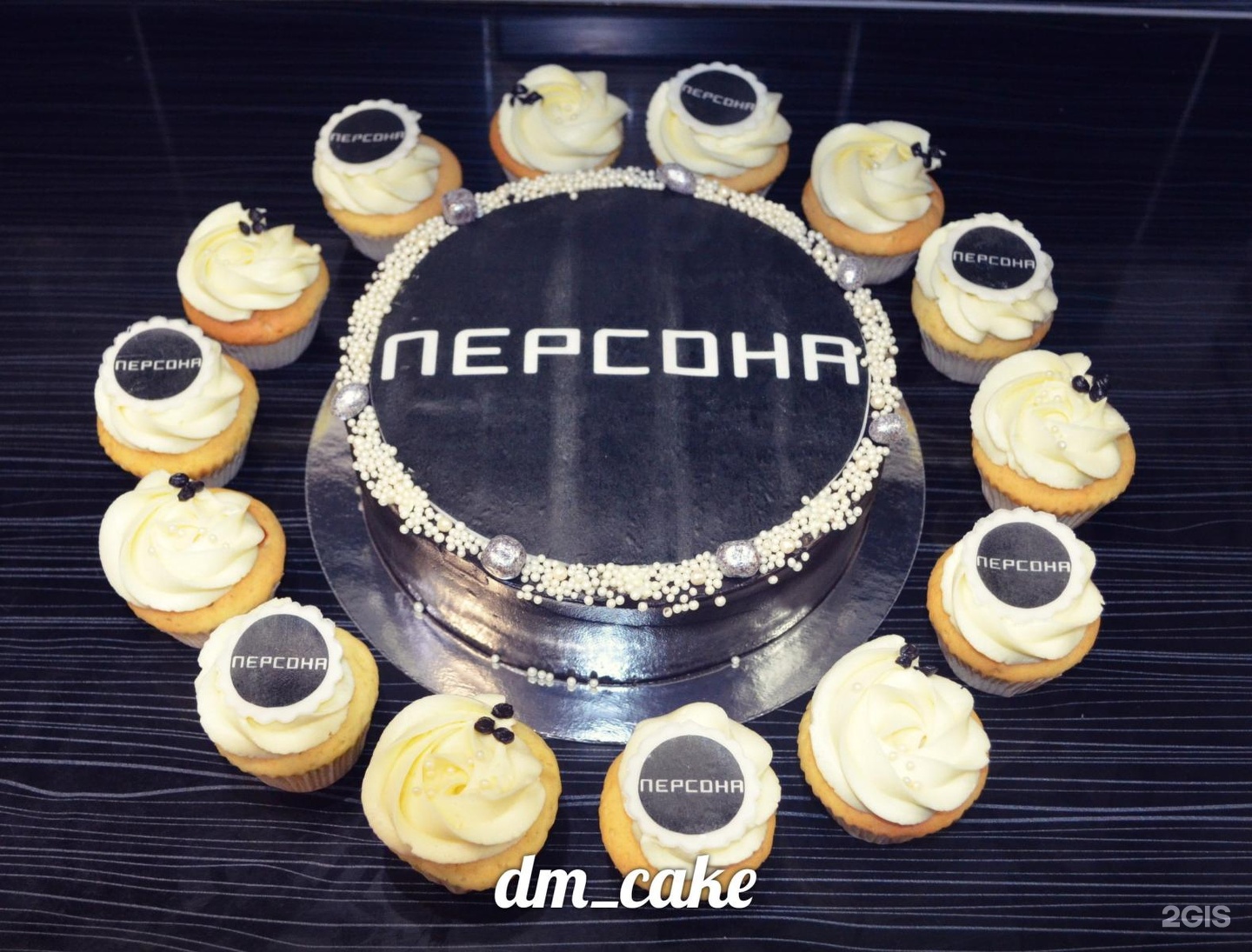 торт с фигурками феррари для мальчика. композиция из двух разных тортов. торты на заказ в улан-удэ эстетичный. торт купить в ривьере орел. торты фирмы кейкс.