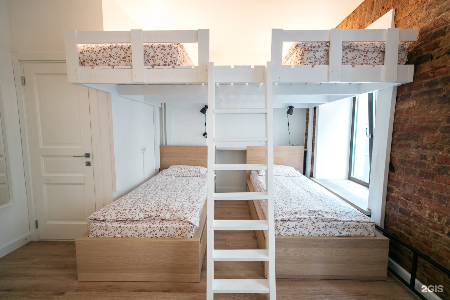 Korf house санкт петербург. Bigland House Санкт-Петербург. Bigland House Санкт-Петербург хостел. Bigland House большая морская ул 21 Санкт-Петербург. Трехъярусная кровать хостел.
