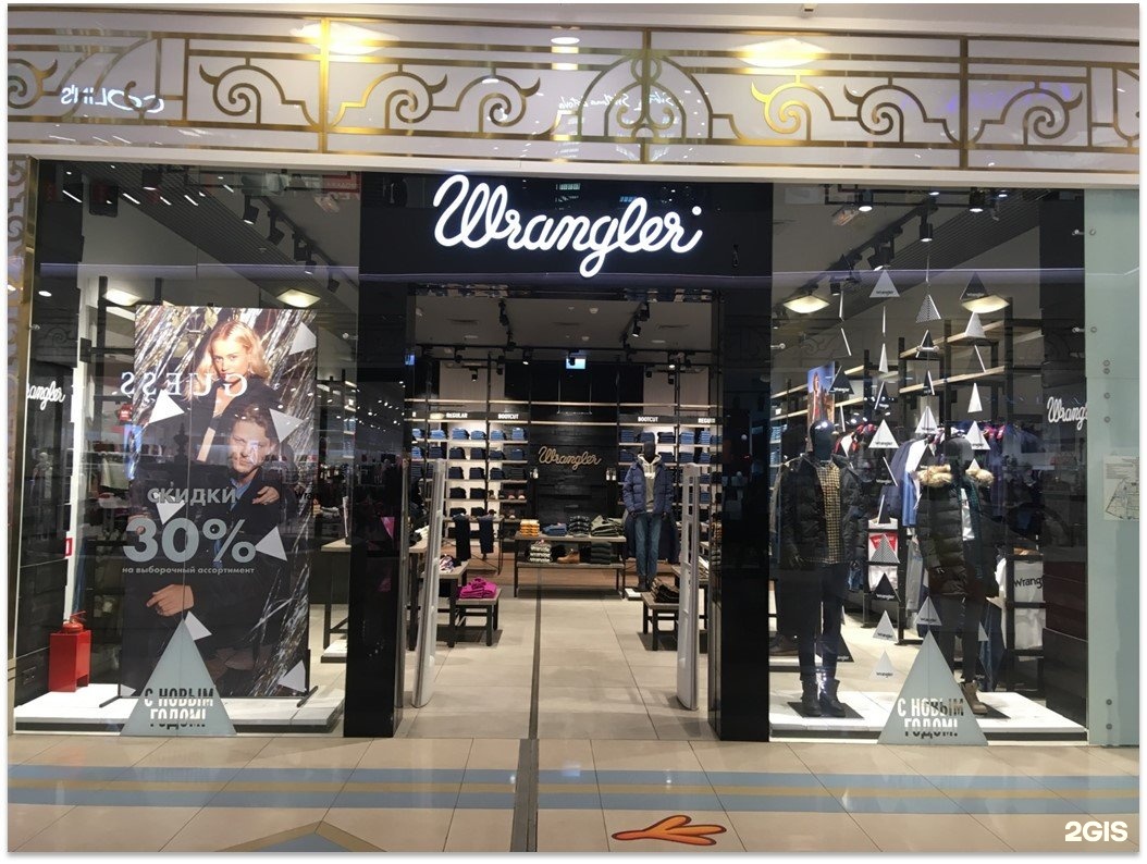 Магазин джинсовой одежды в Санкт-Петербурге. Магазин джинсов Wrangler в СПБ. Плащ Вранглер. Фото магазина Wrangler.