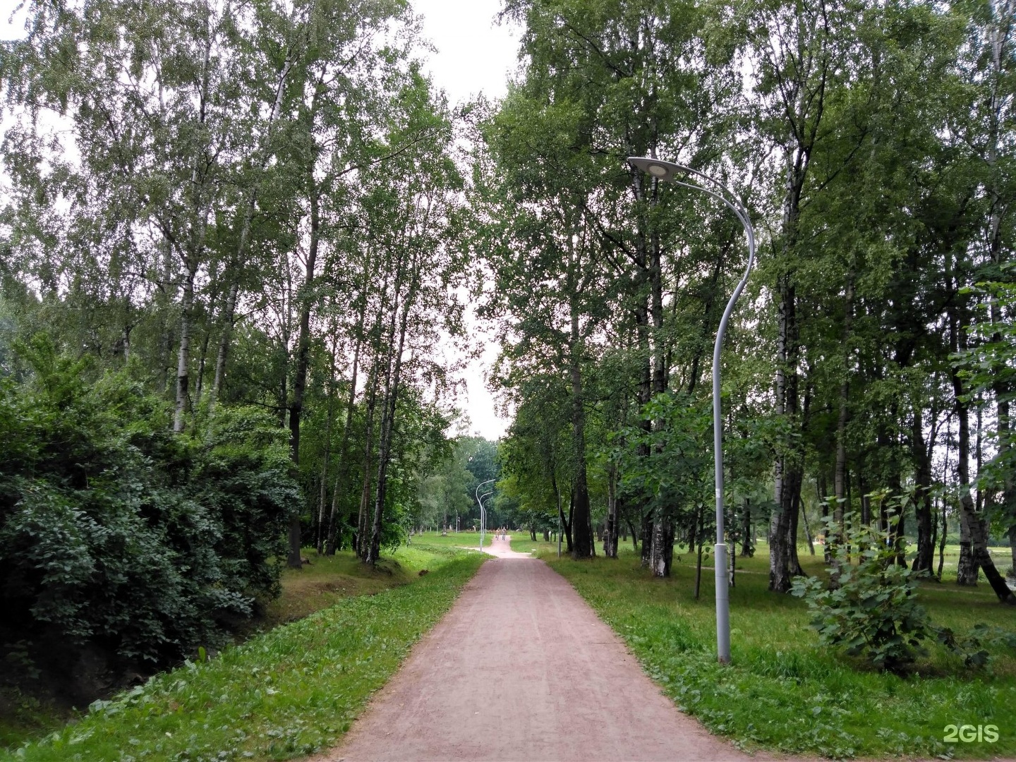 Парк есенина спб. Парк Есенина Санкт-Петербург. Парк имени Есенина Санкт-Петербург Большевиков. Парк Есенина Санкт-Петербург фото. Парк Есенина фонари квадраты вдоль Большевиков арки.