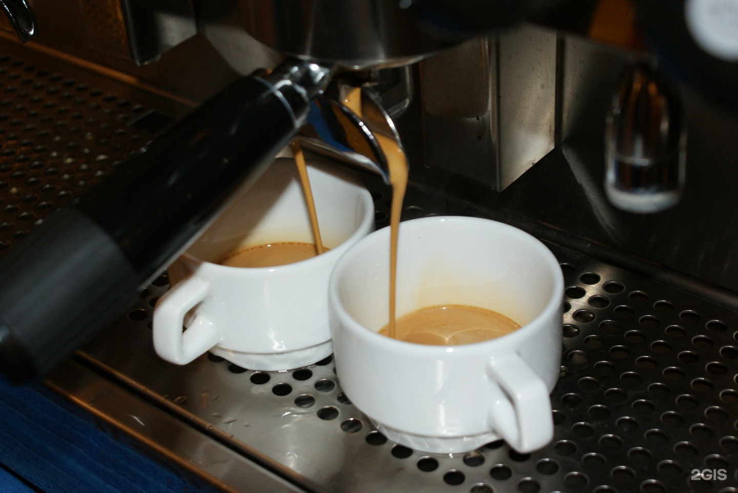 Кофемашина наливает меньше кофе. Кофемашина наливает кофе. Кофемашина гифка. Наливаю кофе из кофемашины. Кофе гифка.