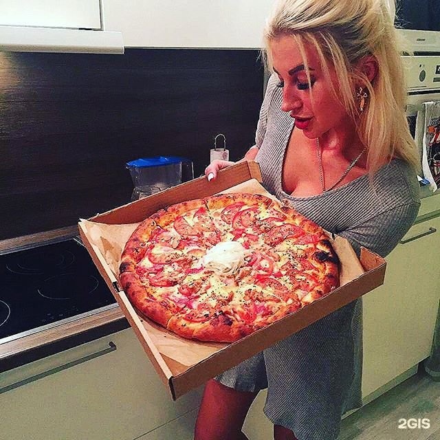 Человек делающий пиццу. Пицца тут. Wok pizza большой камень. Фото девочку делает тесто. Фото девочки которая делает пиццы и роллы.