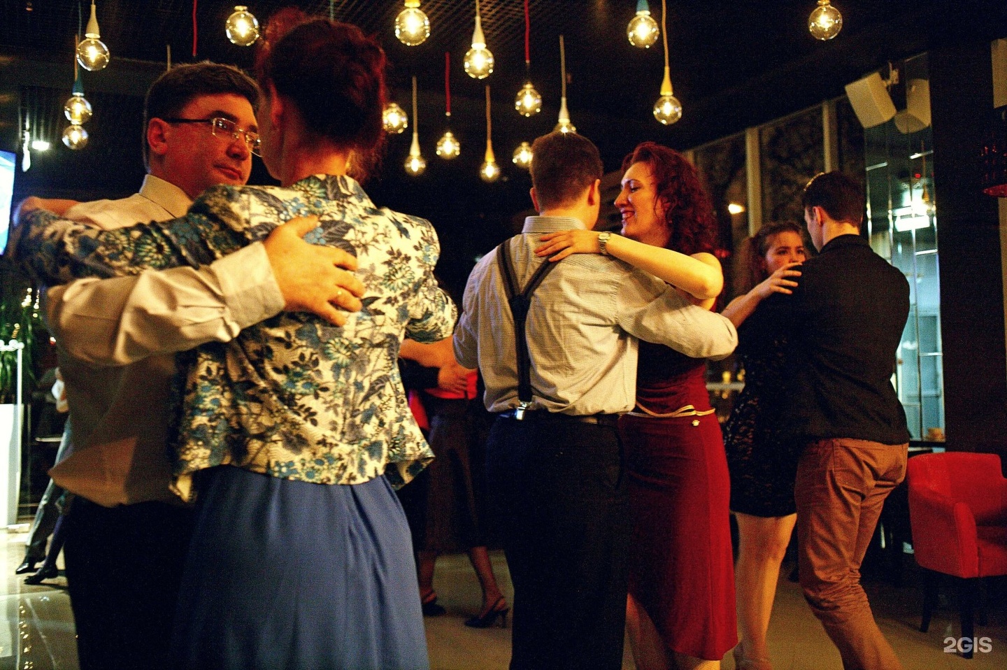 Танго лайф премиум. Дэнс лайф Белгород. Танцы в Белгороде для девушек. Кафе посередине танцуют Железнодорожный.