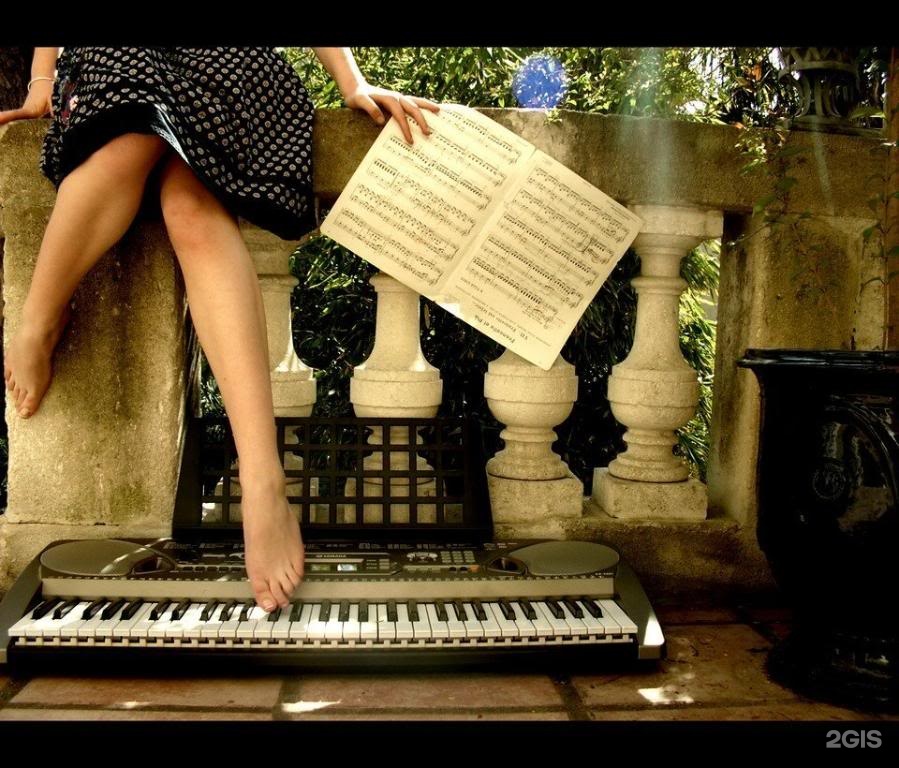Пение и нога. Девушка на рояле. Фотосессия с пианино. Девушка и пианино. Женщина за роялем.