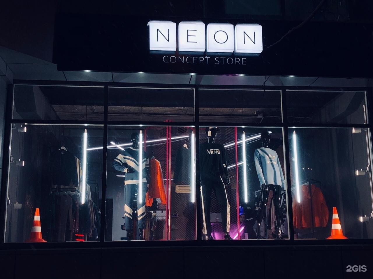 Магазин desire. Neon shop. Магазин в неоне из далека.