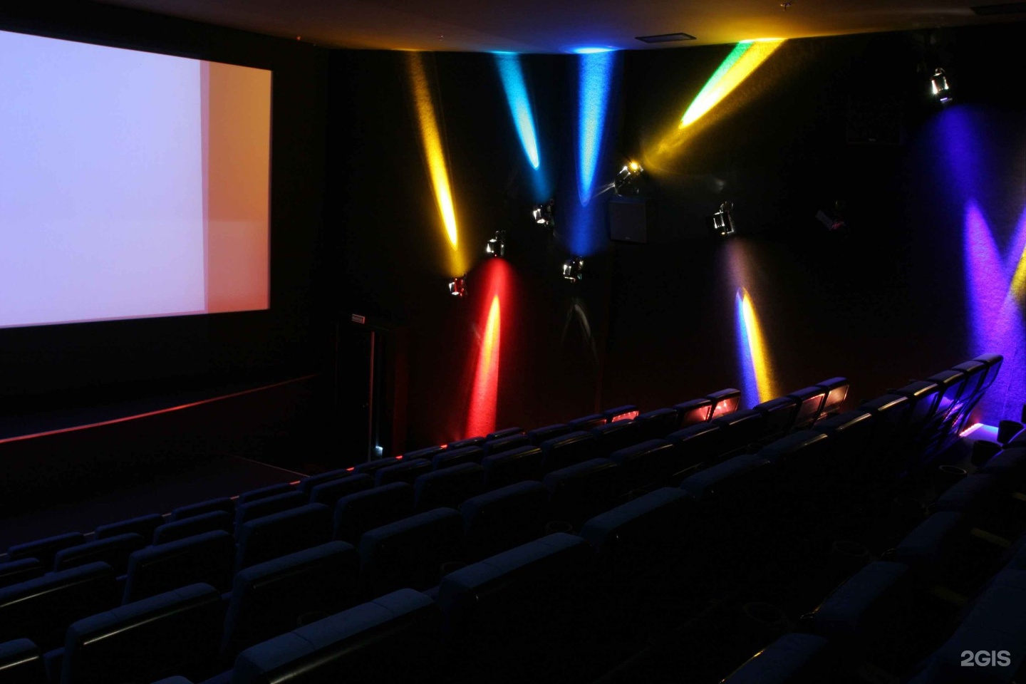 В зале кинотеатра было 15. Континент вип кинотеатр Новокузнецк.