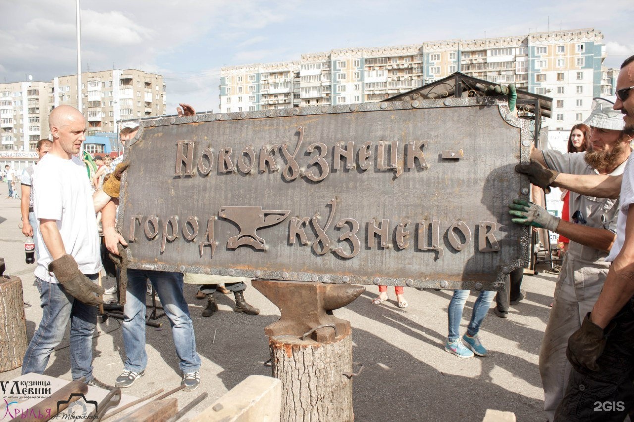 Горка на площади 1905 года в Екатеринбурге. Площадь 1905 года Екатеринбург фото 2021. Новогодняя елка и танки на площади 1905 года. Свердловск.. Декабрь Екатеринбург 2021 площадь Ленина.