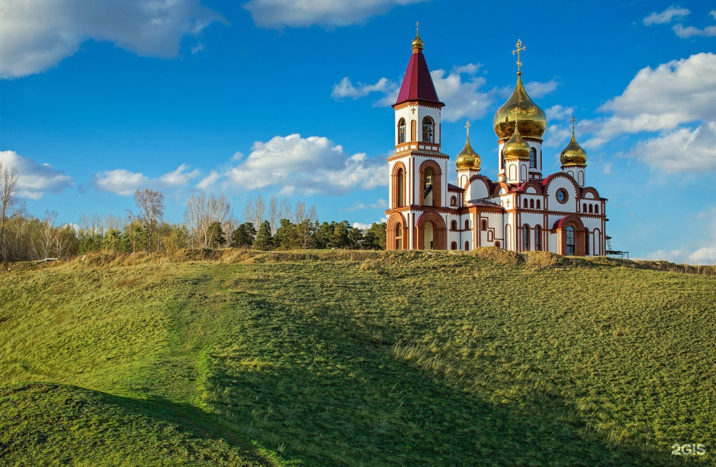 Академгородок красноярск. Церковь новомучеников Красноярск. Храм в Академгородке Красноярск. Храм новомучеников и исповедников российских Красноярск. Церковь в Академгородке новомучеников.