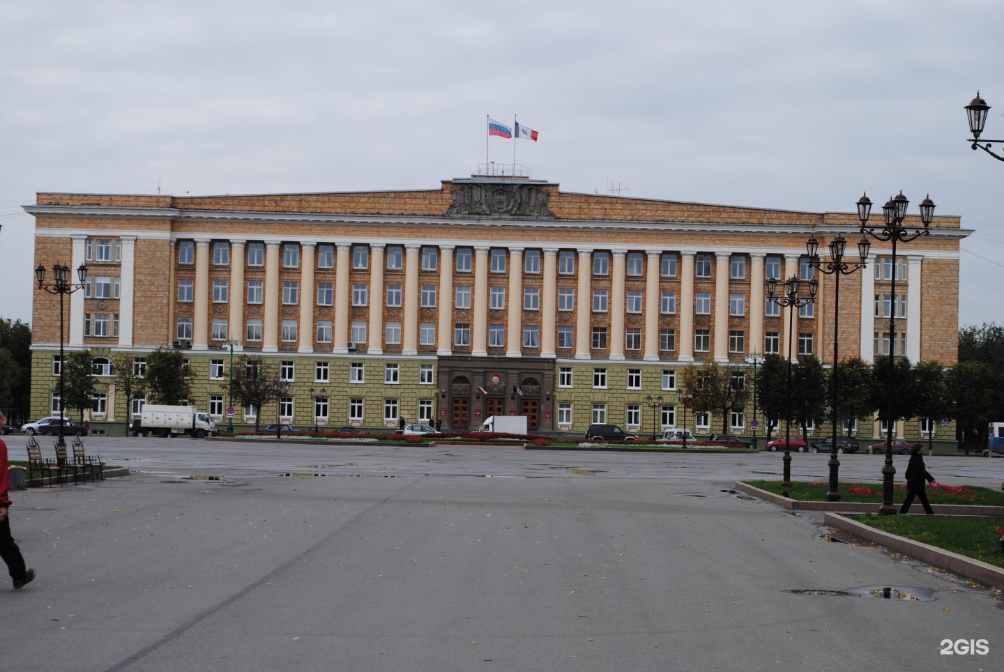 Правительство новгородской. Здание правительства Новгородской области. Здание правительства Великий Новгород. Новгород областная администрация. Новгородская областная Дума здание.