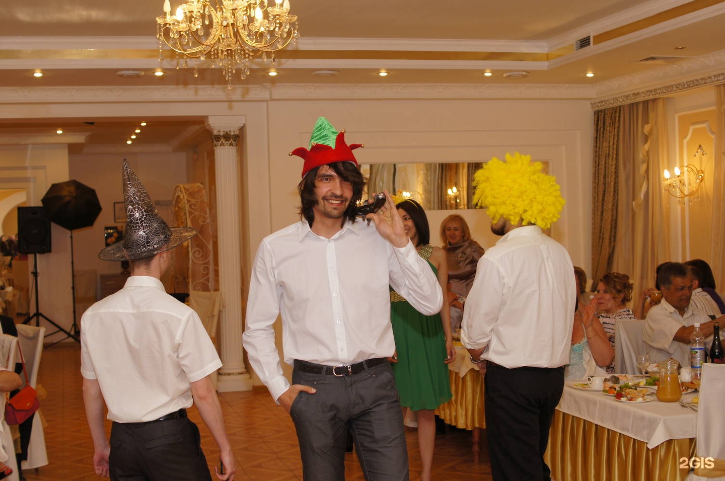 Начало новогоднего корпоратива для тамады. Ведущие в Астрахани на юбилей. Ведущий тамаша групп Астрахань. Ансамбль карнавал Костанай.