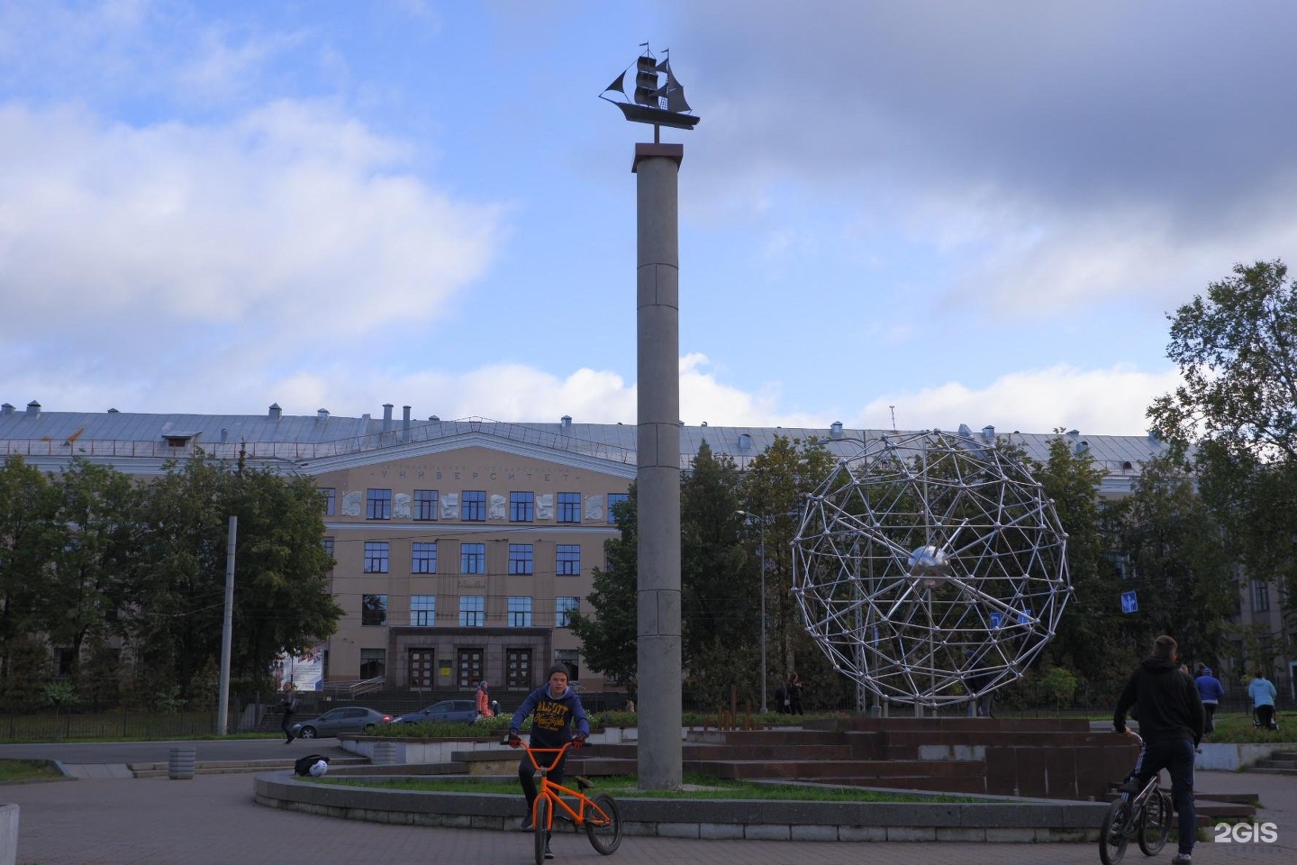 Петрозаводские сайт. ПЕТРГУ Петрозаводск Ленина. Проспект Ленина 33 Петрозаводск. Проспект Ленина от ПЕТРГУ. Стадион ПЕТРГУ Петрозаводск.