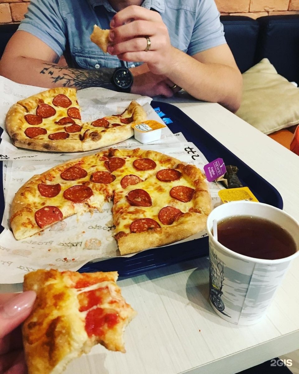 Пицца в кафе фото