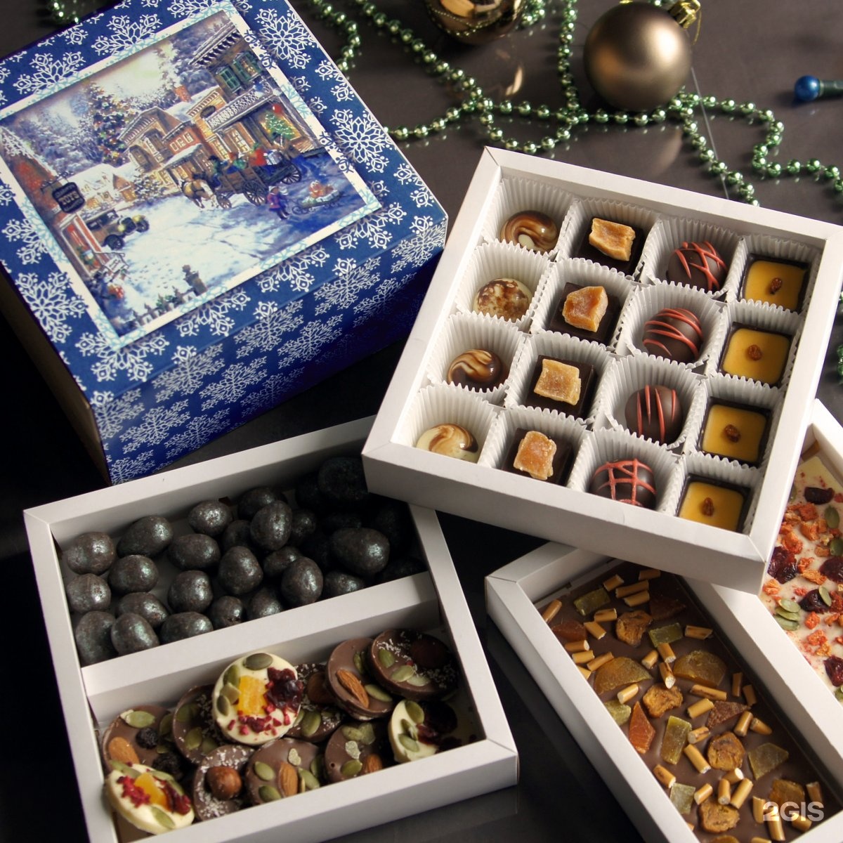 Шоколадный подарок на новый. Новогодний набор конфет. Набор шоколадных конфет. Конфеты шоколадные в коробке. Новогодние шоколадные наборы.