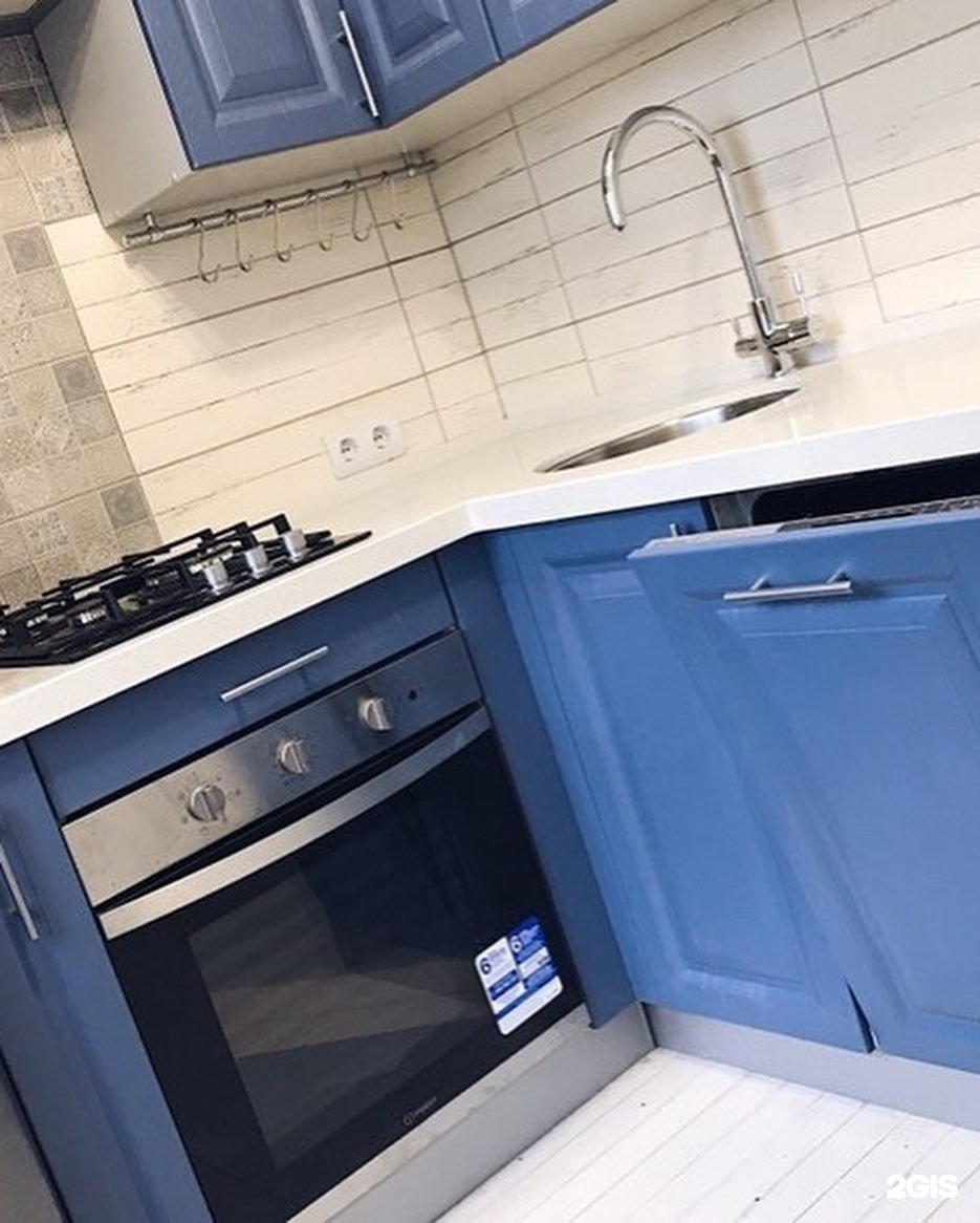 угловая кухня с посудомоечной машиной. маленькая угловая кухня с посудомойкой и микроволновкой. небольшая кухня с посудомоечной машиной. маленькая кухня с посудомоечной машиной и холодильником. маленькие кухни с посудомойкой.