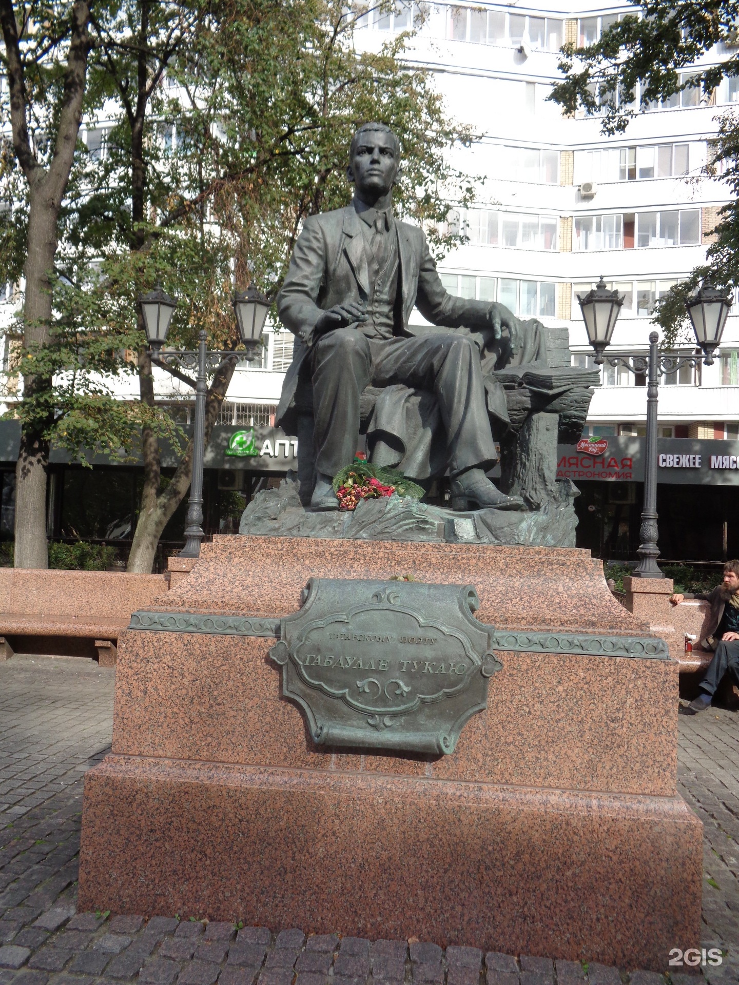 Памятник татарскому. Памятник Габдулле Тукаю Москва. Памятник Габдулле Тукаю в Челябинске. Памятник Габдулле Тукаю в Стамбуле. Памятник Габдулле Тукаю в Анкаре.