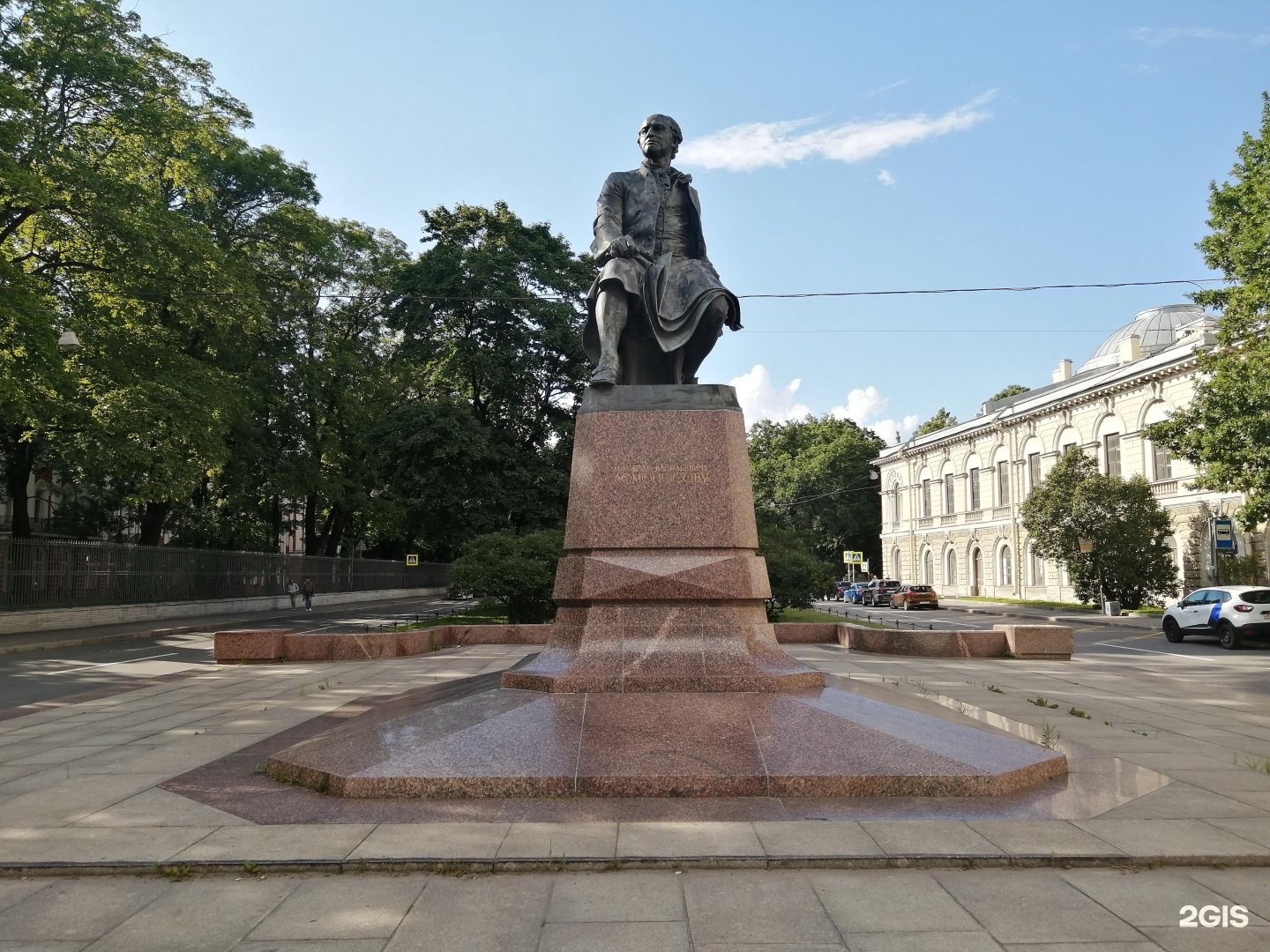 Памятник Ломоносову на Менделеевской линии
