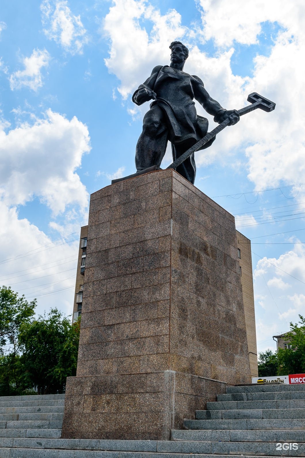 Памятники в магнитогорске. Памятник сталевару в Магнитогорске. Металлург (памятник, Магнитогорск). Монумент Металлургу Магнитогорск. Памятник метташлургмагнитогорск.