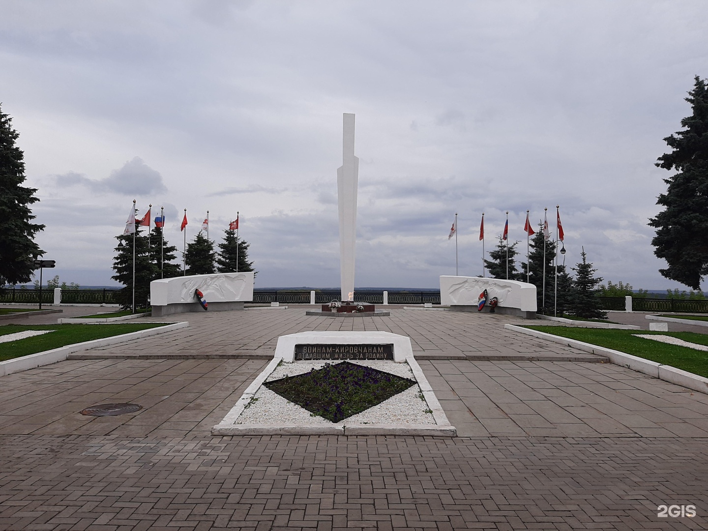 мемориальный комплекс вечный огонь киров набережная грина. вечный огонь погас. стелла вечный огонь киров. вечный огонь набережная грина киров. мемориал вечный огонь киров.