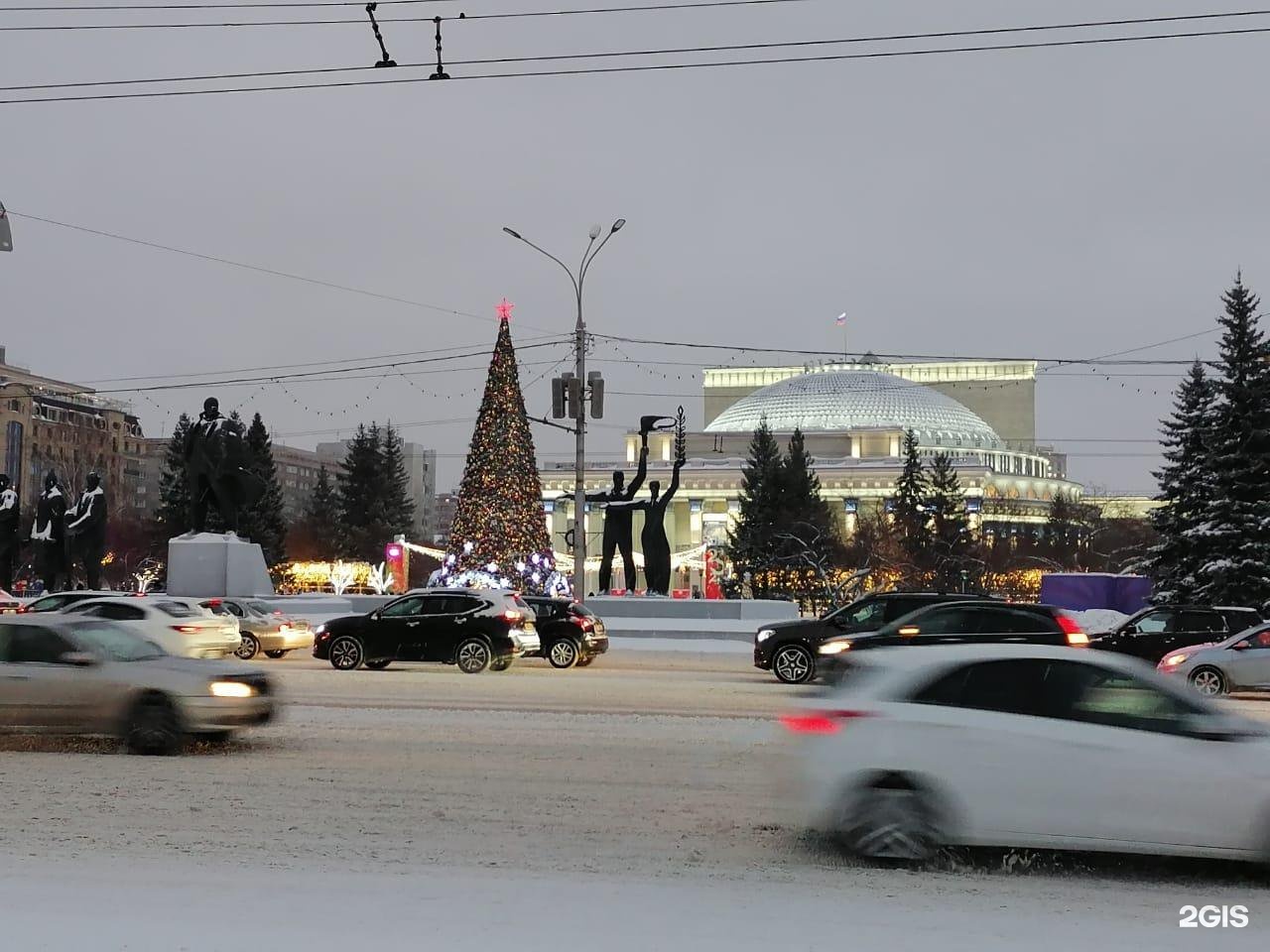 Площадь ленина новосибирск фото. Площадь Ленина Новосибирск зимой. Елка на площади Ленина Новосибирск 2021. Площадь Ленина в Новосибирске сейчас. Площадь Ленина Новосибирск ограждения.