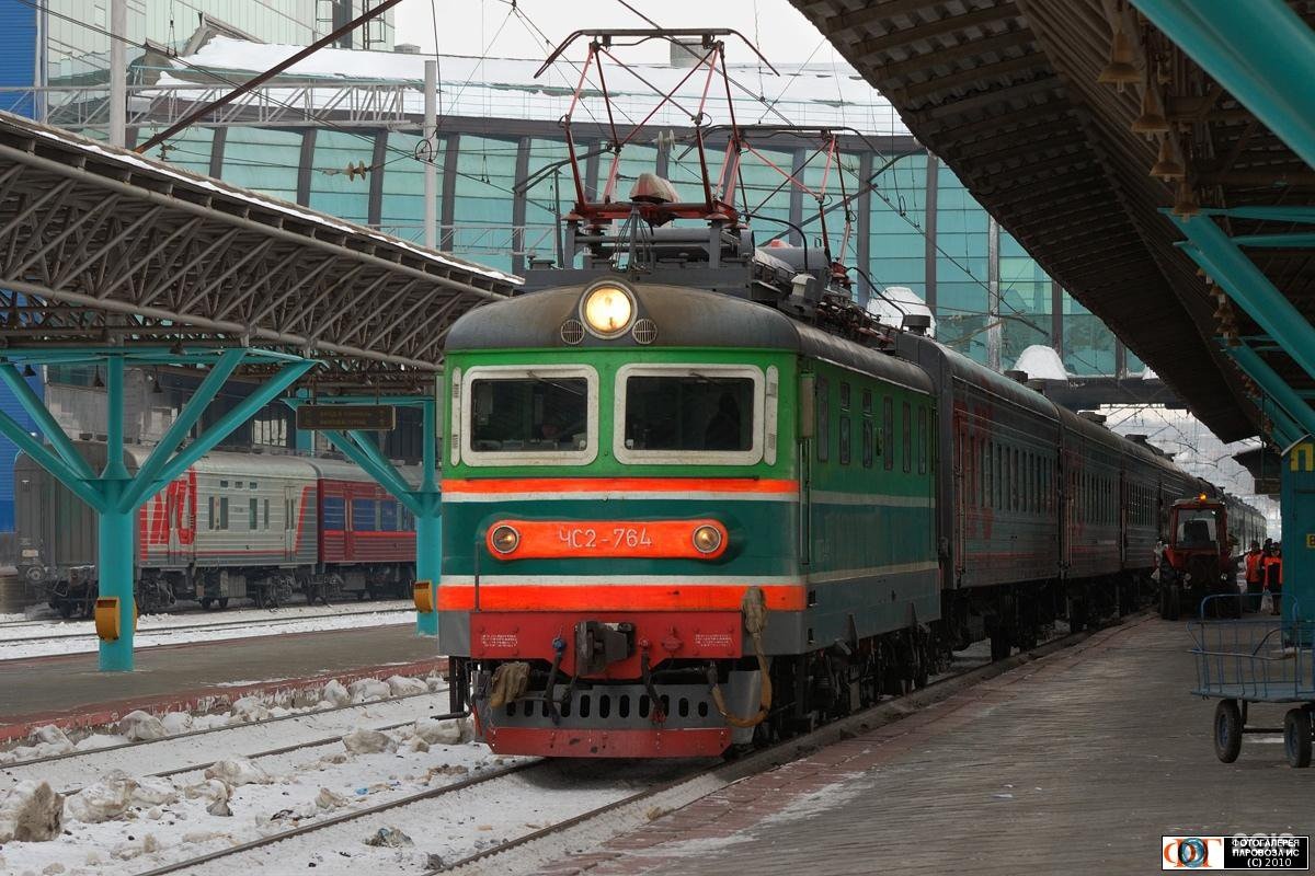 Томск самара поезд. Чс2к 521. Чс2 на московских вокзалах. Электровозы в депо Рыбное. Поезд на вокзале.