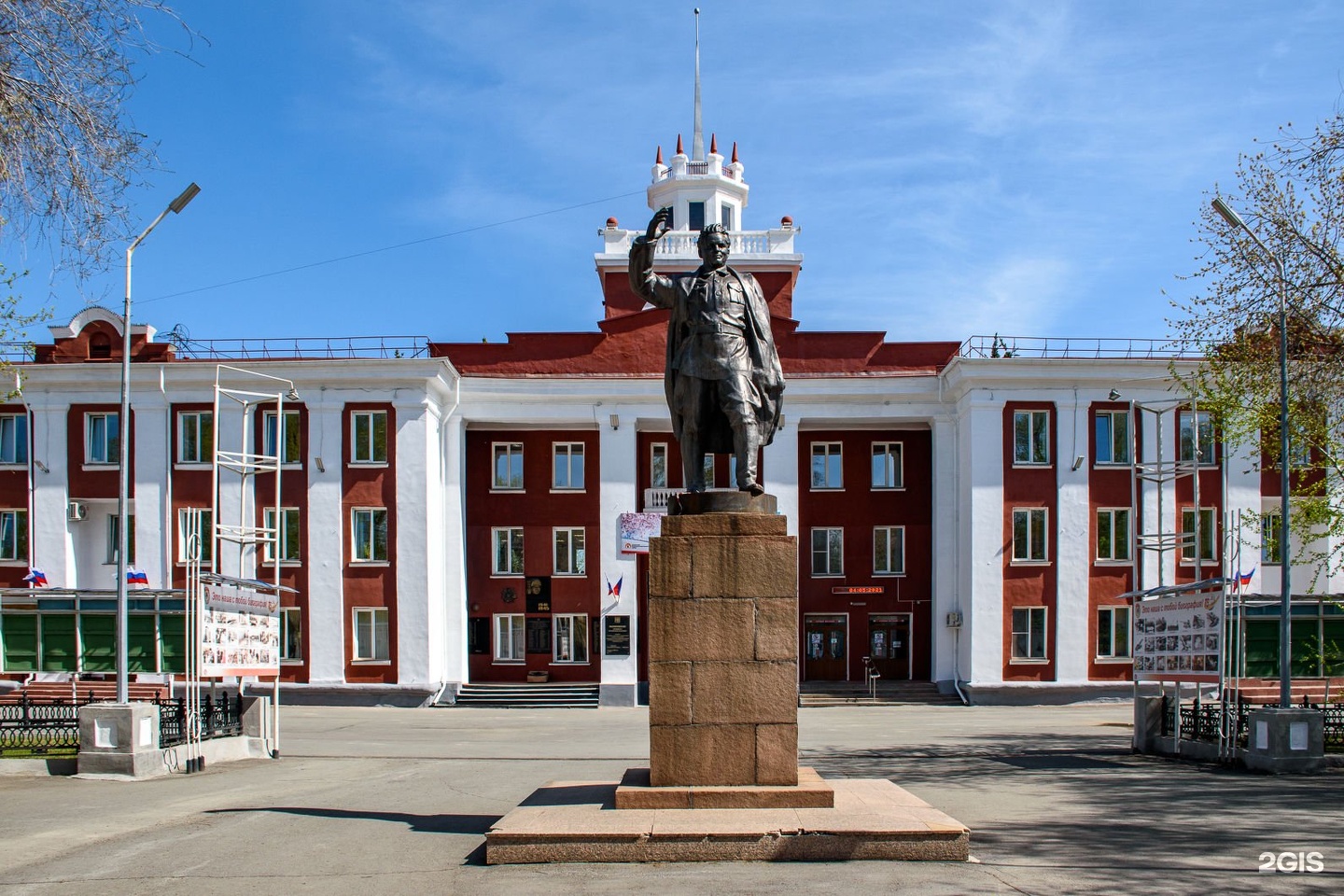 Заводы копейска. Копейск памятник Кирову. Копейск Кирова. Копейск дом культуры имени Кирова. Проходная завода Кирова Копейск.