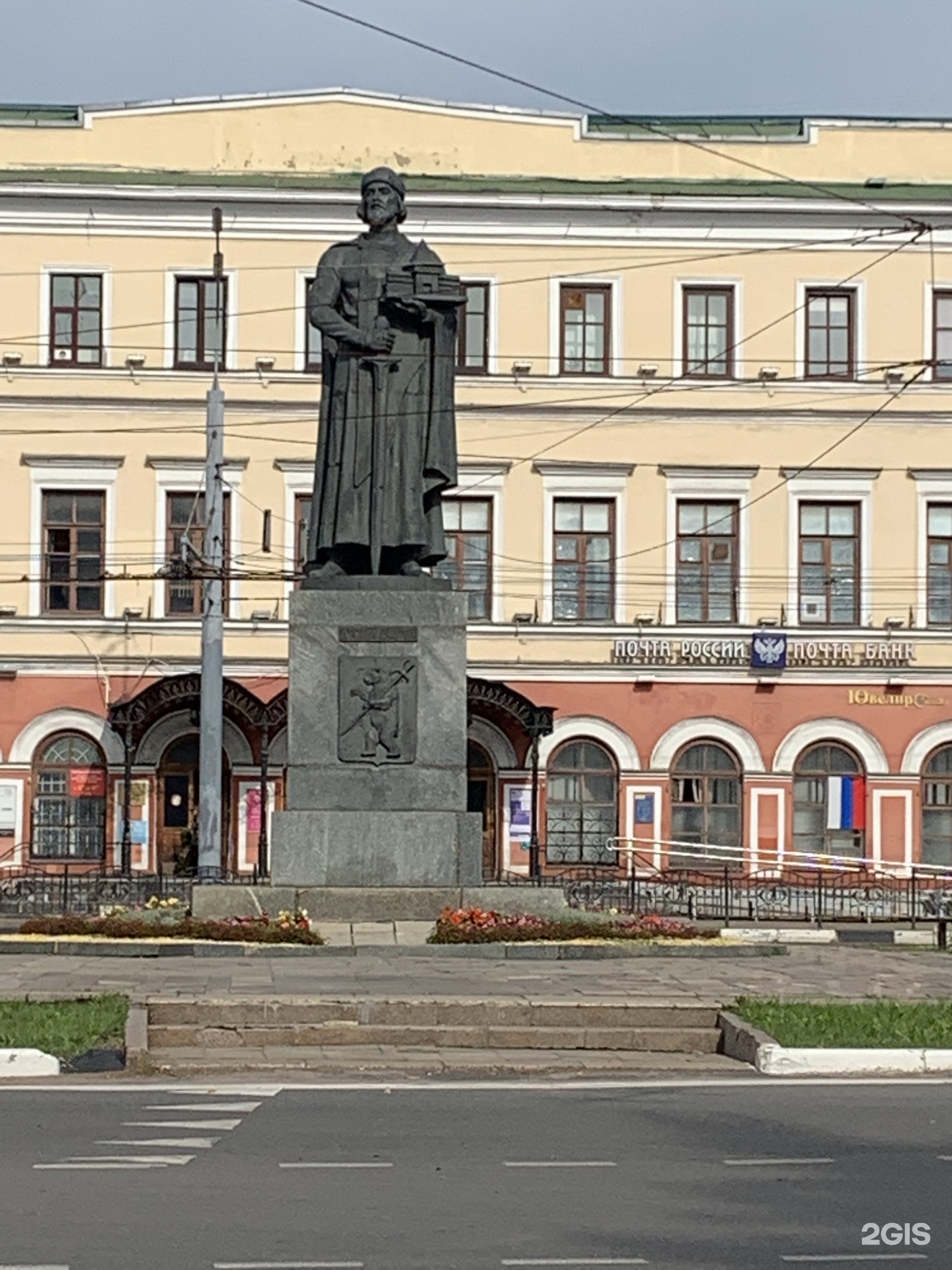 Памятник ярославу мудрому ярославль. Памятник Ярославу мудрому Великий Новгород. Памятник Ярославу мудрому в Великом Новгороде местонахождение. Памятник мудрому Ярославль Великий Новгород.