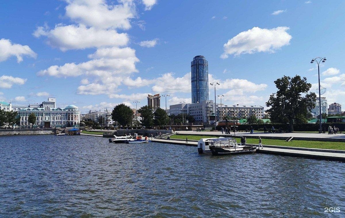 Городской пруд. Берег реки Исеть Екатеринбург.