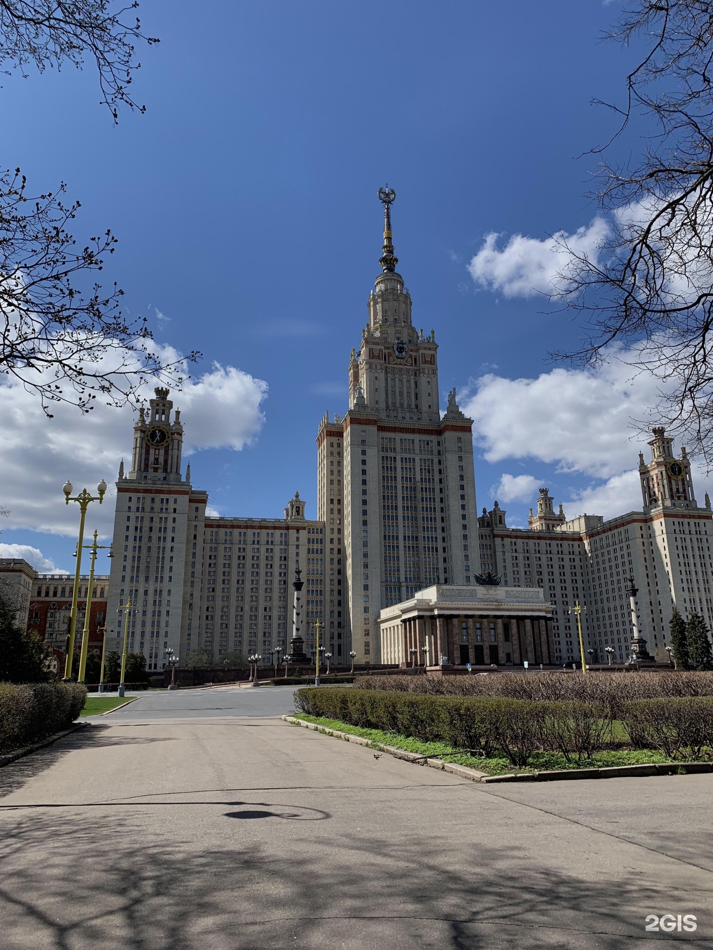 Площадь мгу. МГУ им Ломоносова. МГУ на Ленинских горах. Главное здание МГУ. Институт Ломоносова в Москве.