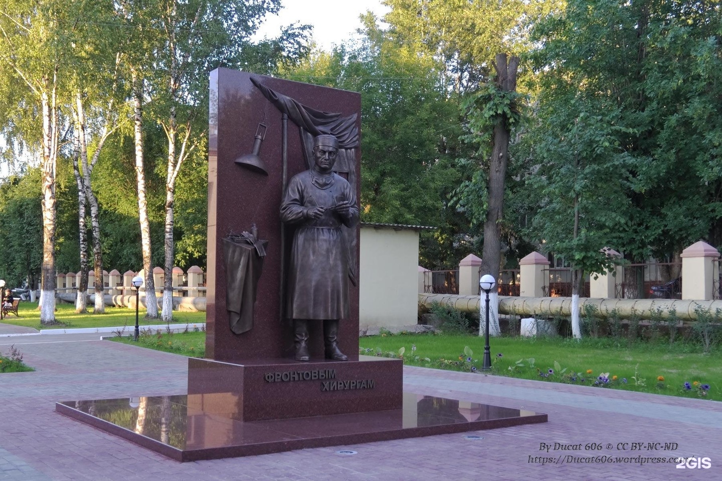 Ул вишневского калуга больница калужская областная. Памятник фронтовому хирургу в Калуге. Октябрьский Калужская область. Калуга памятники ВОВ. Памятник военным хирургам в Калуге.