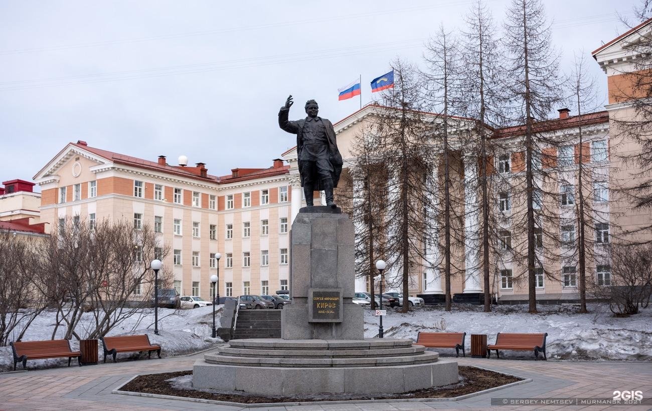 Киров мурманск на машине. Памятники Мурманска. Памятник с м Кирову Мурманская область. Мемориал Мурманск. Киров Мурманск.