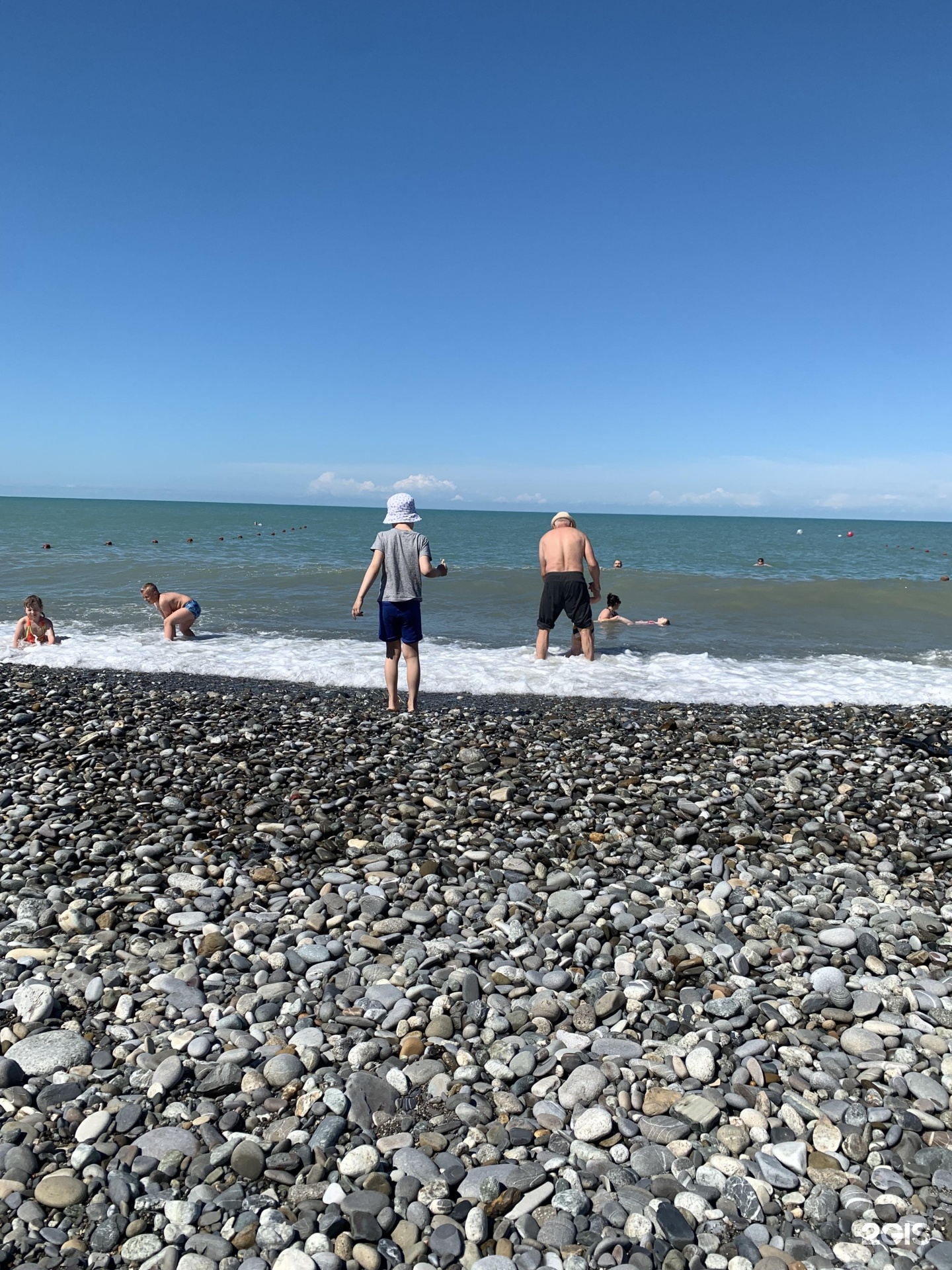 Черное море Лоо пляж чистая вода. Сочи Лоо пляж. Декабристов 40 Лоо пляж. Жигулевская 12 Лоо пляж.