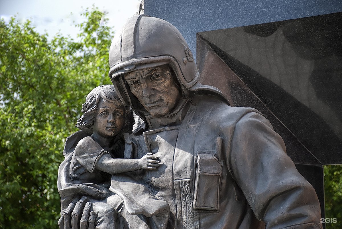 В каком городе установлен монумент спасения ребенка. Памятник спасателям МЧС В Москве. Памятник героям огнеборцам. Памятник спасателям на Кременчугской улице. Памятник спасателям в Новосибирске.