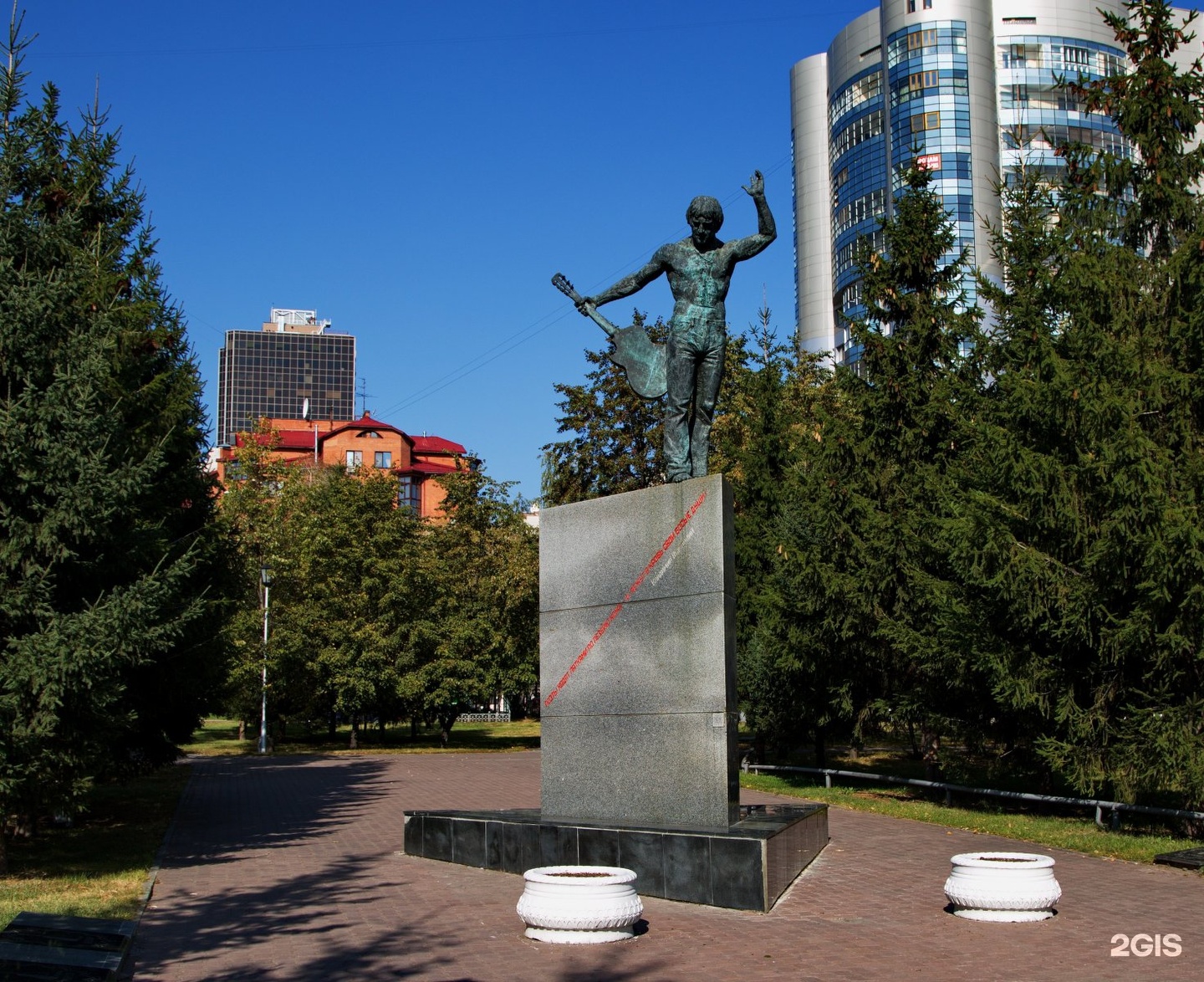 Памятники в новосибирске. Памятник Высоцкому в Новосибирске. Памятник Владимиру Высоцкому в Новосибирске. Сквер Высоцкого Новосибирск. Аллея Высоцкого в Новосибирске.