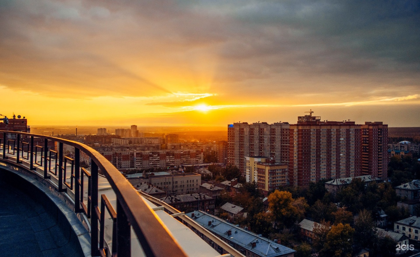 Срочно новосибирск. Крыша новостройки. Красивый вид с крыши Новосибирск. Новостройки на закате. Блики крыш.