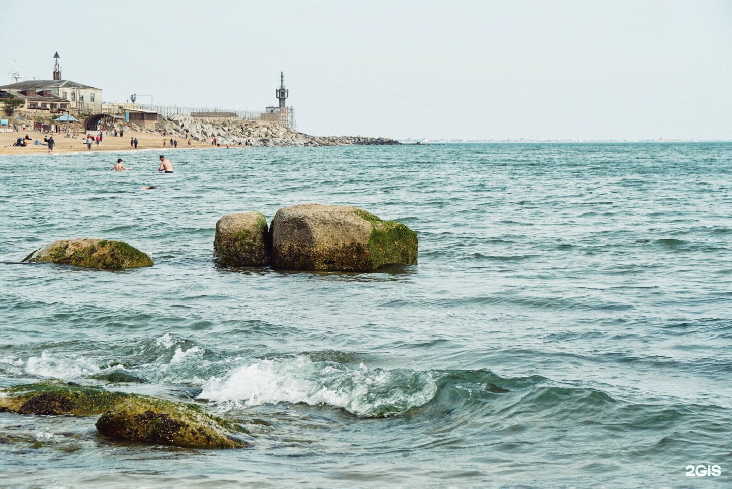 Лучшие пляжи махачкалы на каспийском море. Каменный пляж Махачкала. Дагестан Махачкала пляж. Городской пляж Махачкала. Каспийское море Дагестан.