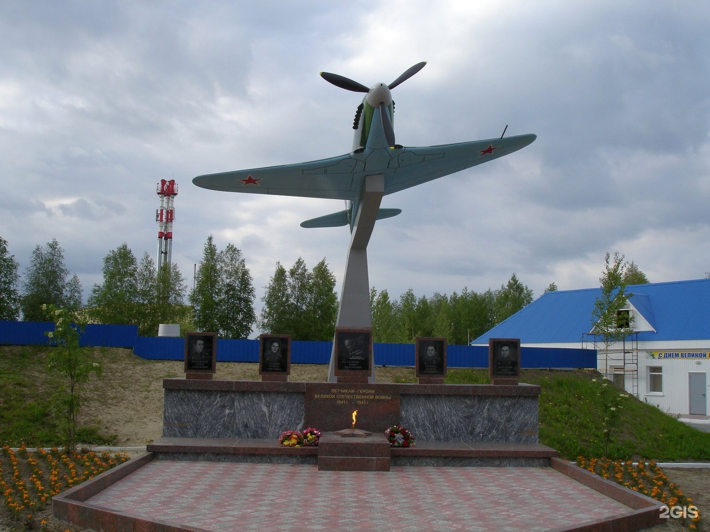 Город герой нижневартовск. Памятники Нижневартовска. Памятники города Нижневартовска. Нижневартовск достопримечательности города. Памятник героям Самотлора Нижневартовск.