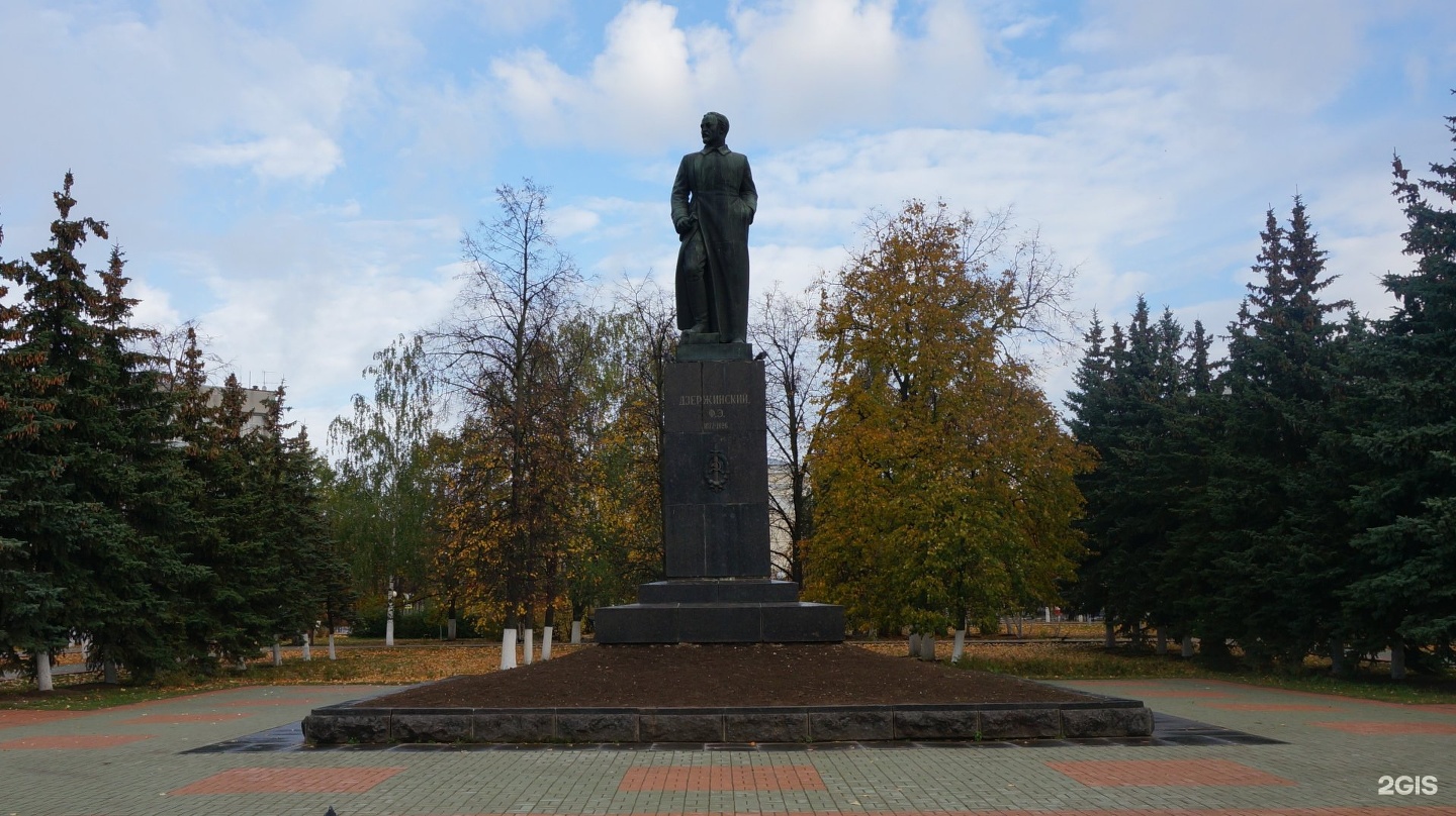 Памятник ф. Памятник ф. э. Дзержинскому (Дзержинск, Нижегородская область). Дзержинский Феликс Эдмундович памятник Дзержинск. Памятник Дзержинскому в г Дзержинск Нижегородской. Памятник Дзержинского в Дзержинске.