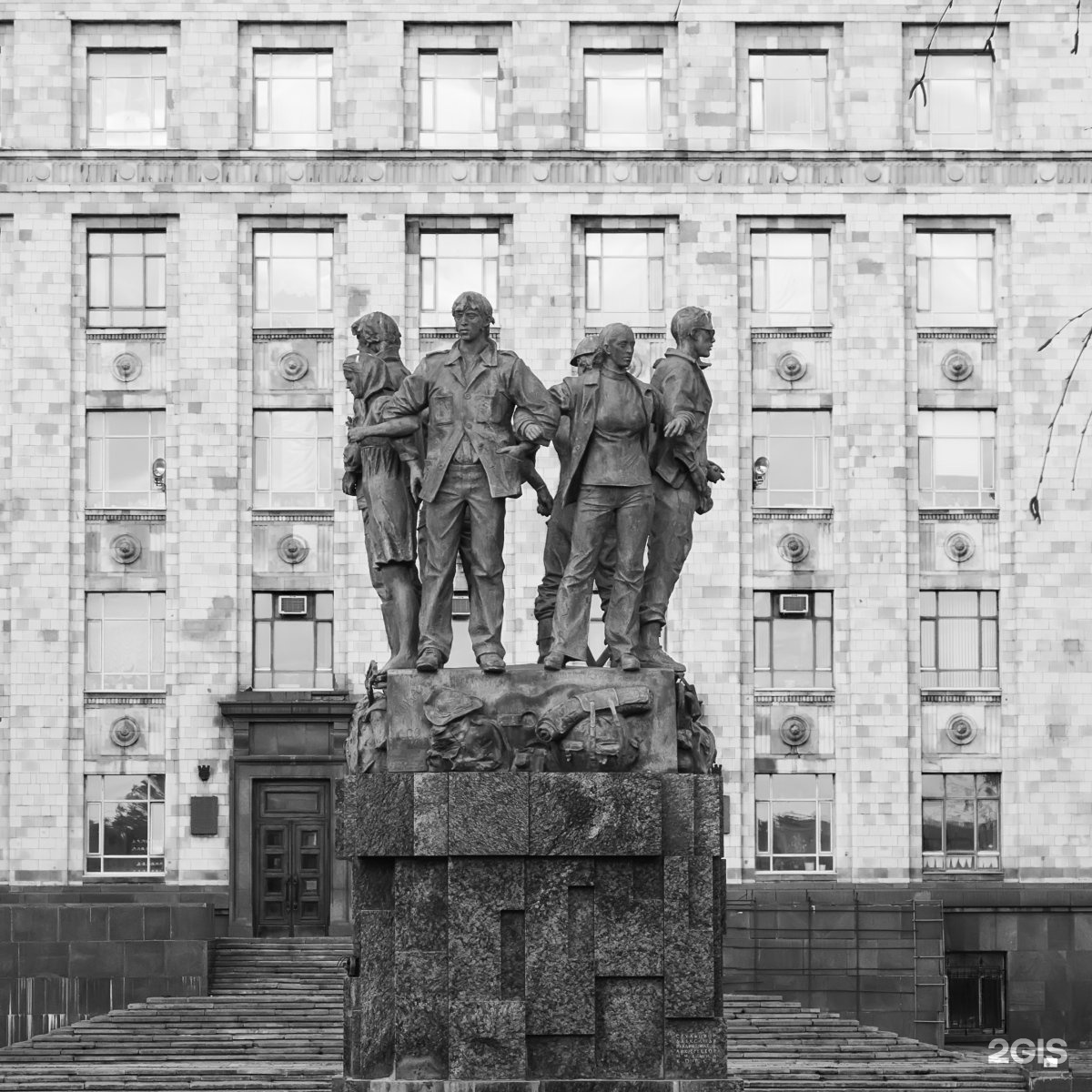 В честь пятидесятилетия. Памятник стройотрядам МГУ. Памятник студенческим стройотрядам. Памятник «студенческим стройотрядам» Белгород. Памятник стройотрядам Академический.