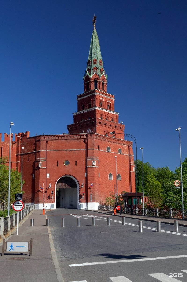 Фото московской башни. Боровицкая башня Кремля. Москва Кремль Боровицкая башня. Боровицкая Предтеченская башня Московского Кремля. Александровский сад Боровицкая башня.