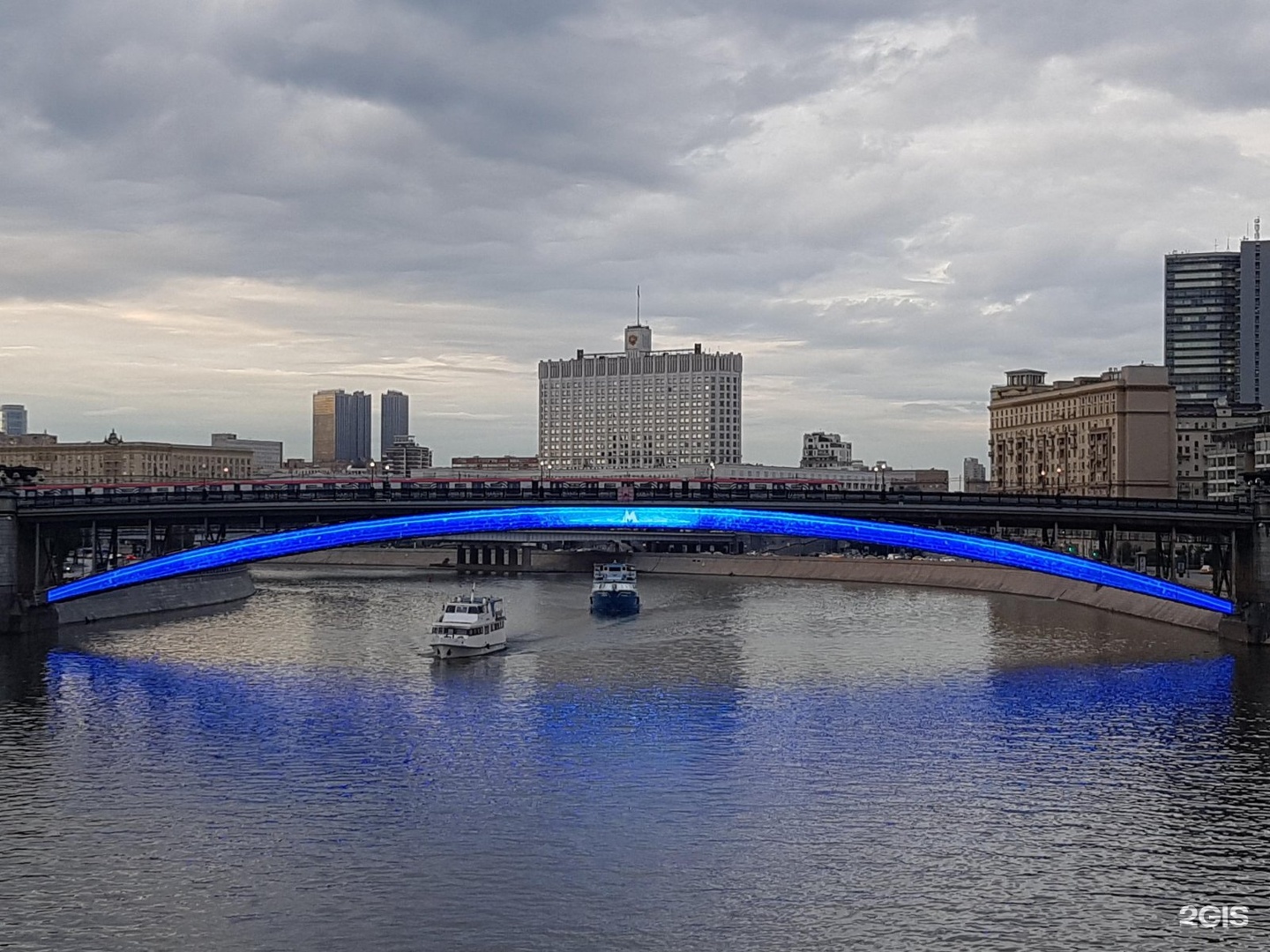 Г москва краснопресненская. Краснопресненская набережная Москва. Краснопресненская набережная 2. Краснопресненская набережная дом 2. Метромост на Смоленской набережной в живописи.