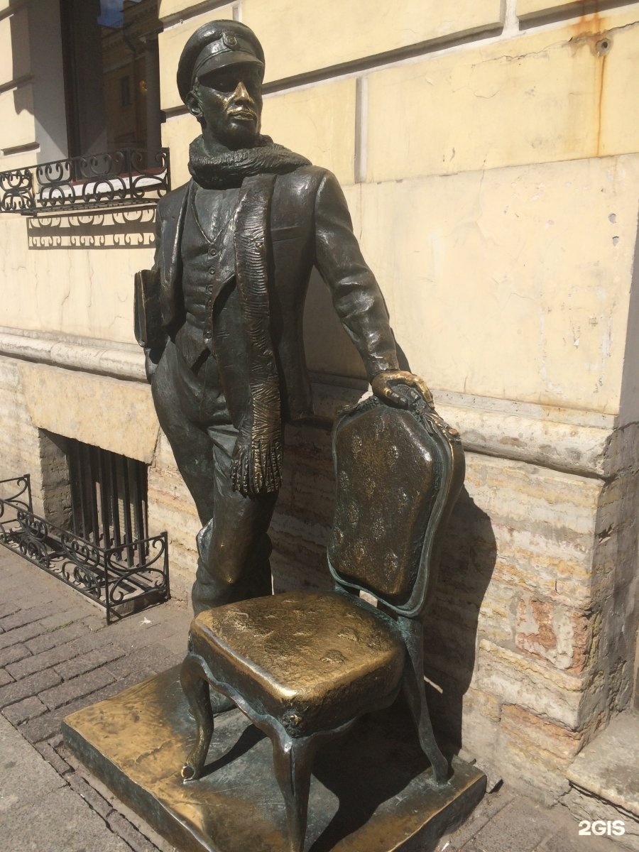 Памятник бендеру в петербурге. Петербург памятник Остапу Бендеру. Памятник Остапу Бендеру в Санкт-Петербурге на итальянской улице. Памятник Остапу Бендеру в Санкт Петербурге фото.