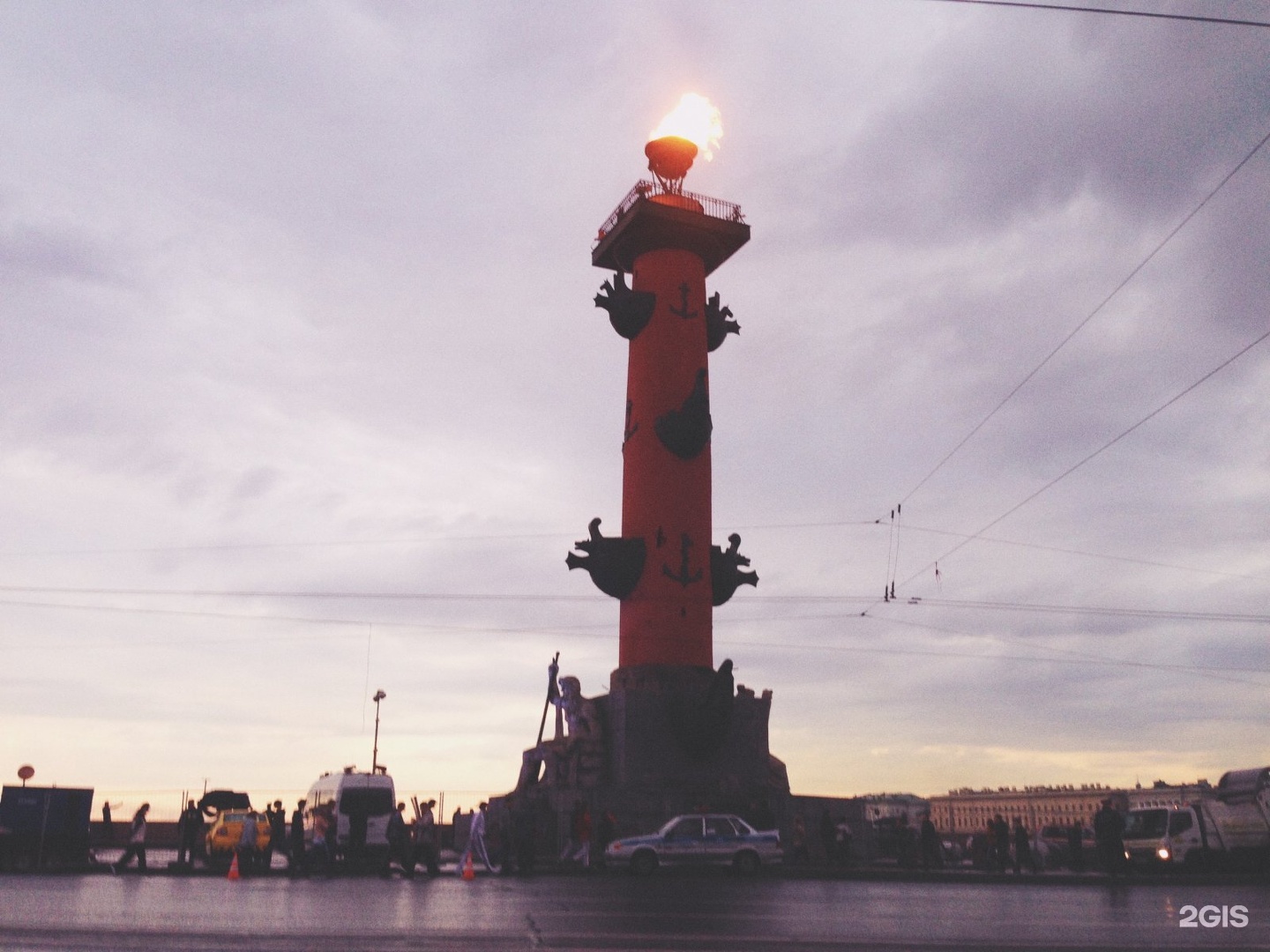 Ростральные колонны в Санкт-Петербурге и Радуга