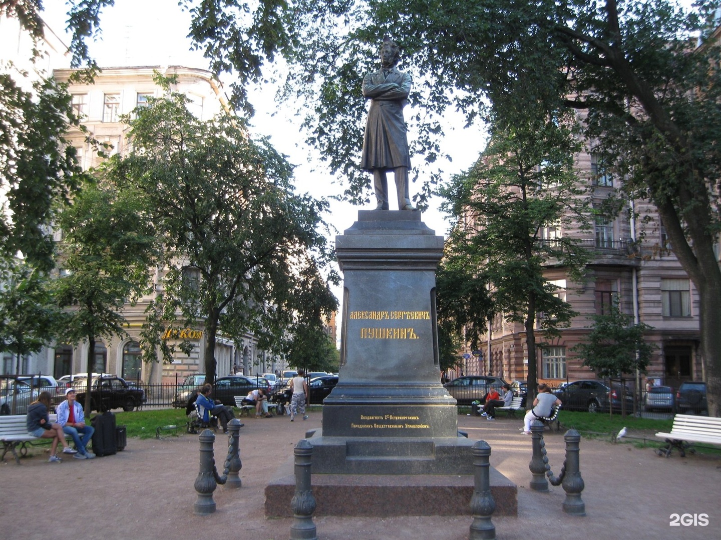 Памятник Пушкину на Пушкинской улице в Санкт-Петербурге