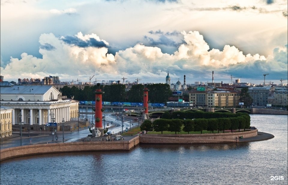 Стрелка Васильевского острова с воды