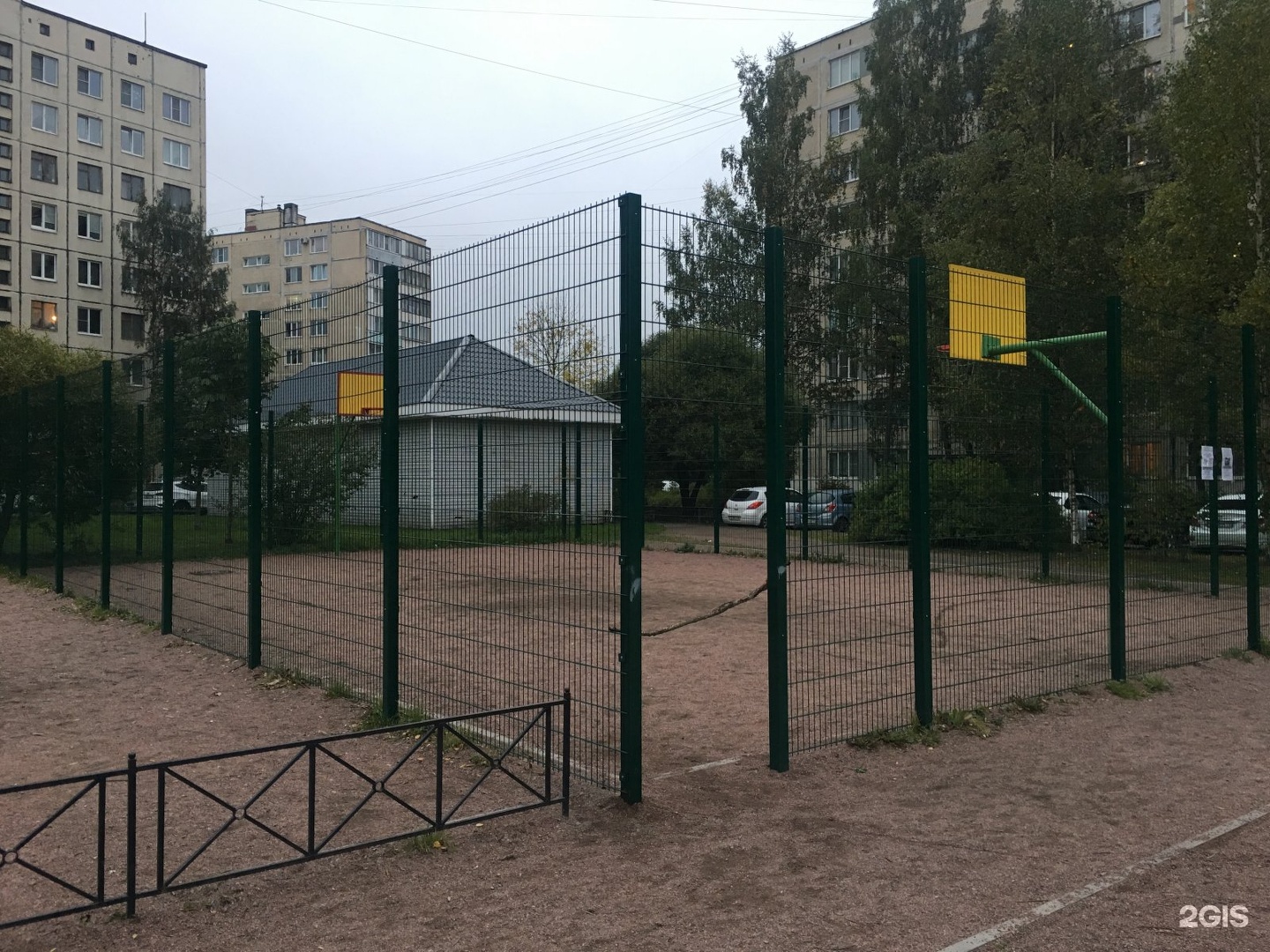 Фото площадка спб. 435 Школа Сестрорецк баскетбольная площадка. Школа номер 40 баскетбольная площадка. Баскетбольные площадки СПБ. Баскетбольные площадки в Питере.