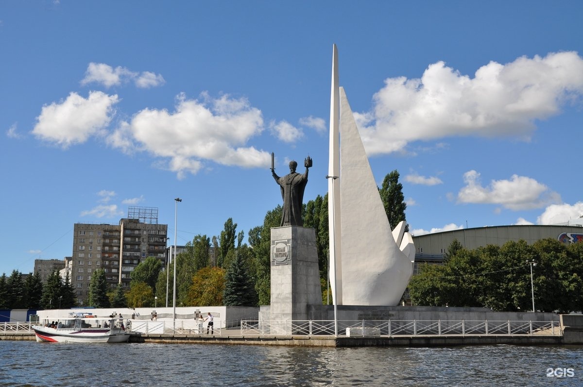 Памятник пионерам океанического лова Калининград