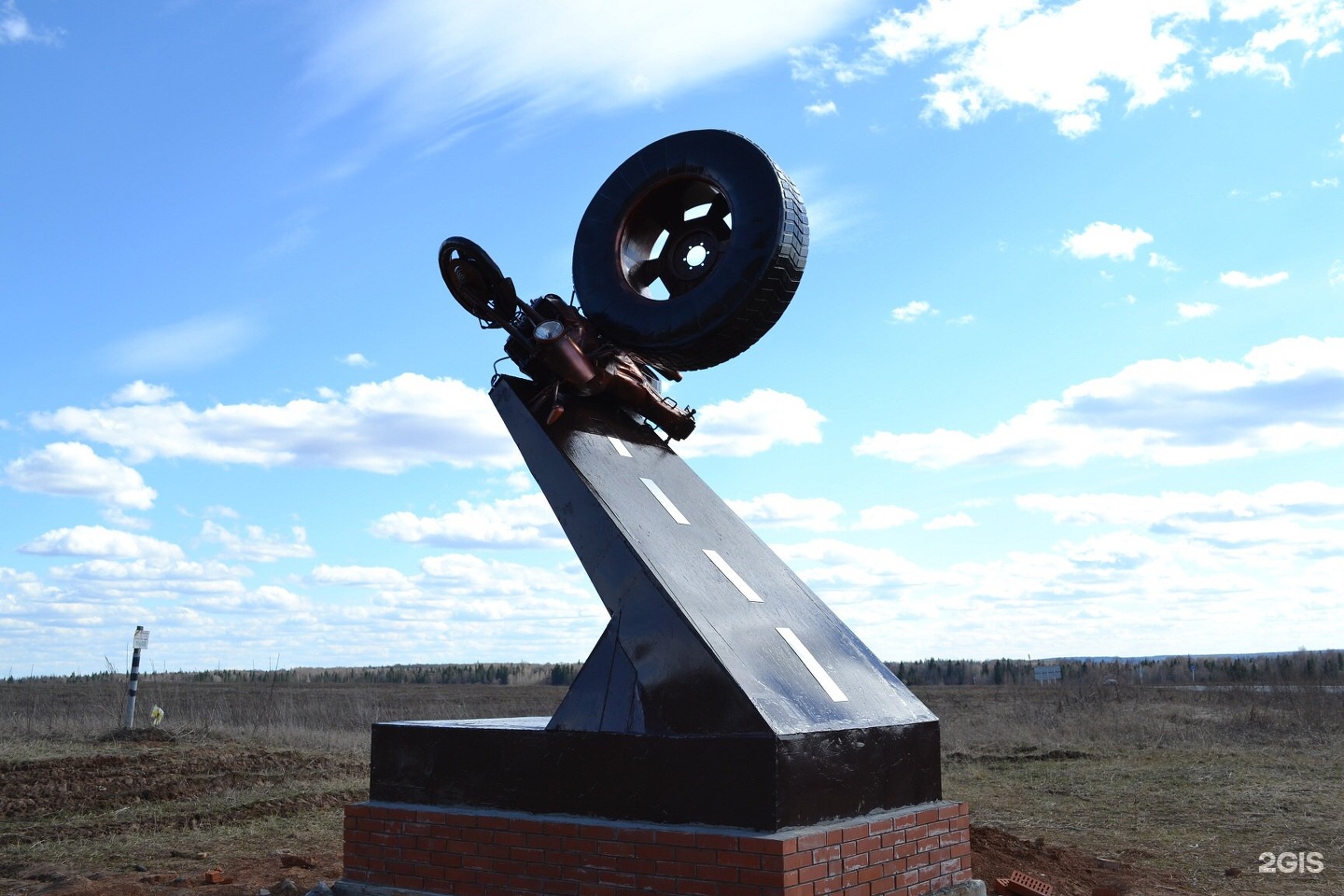 Памятники погибшим байкерам картинки